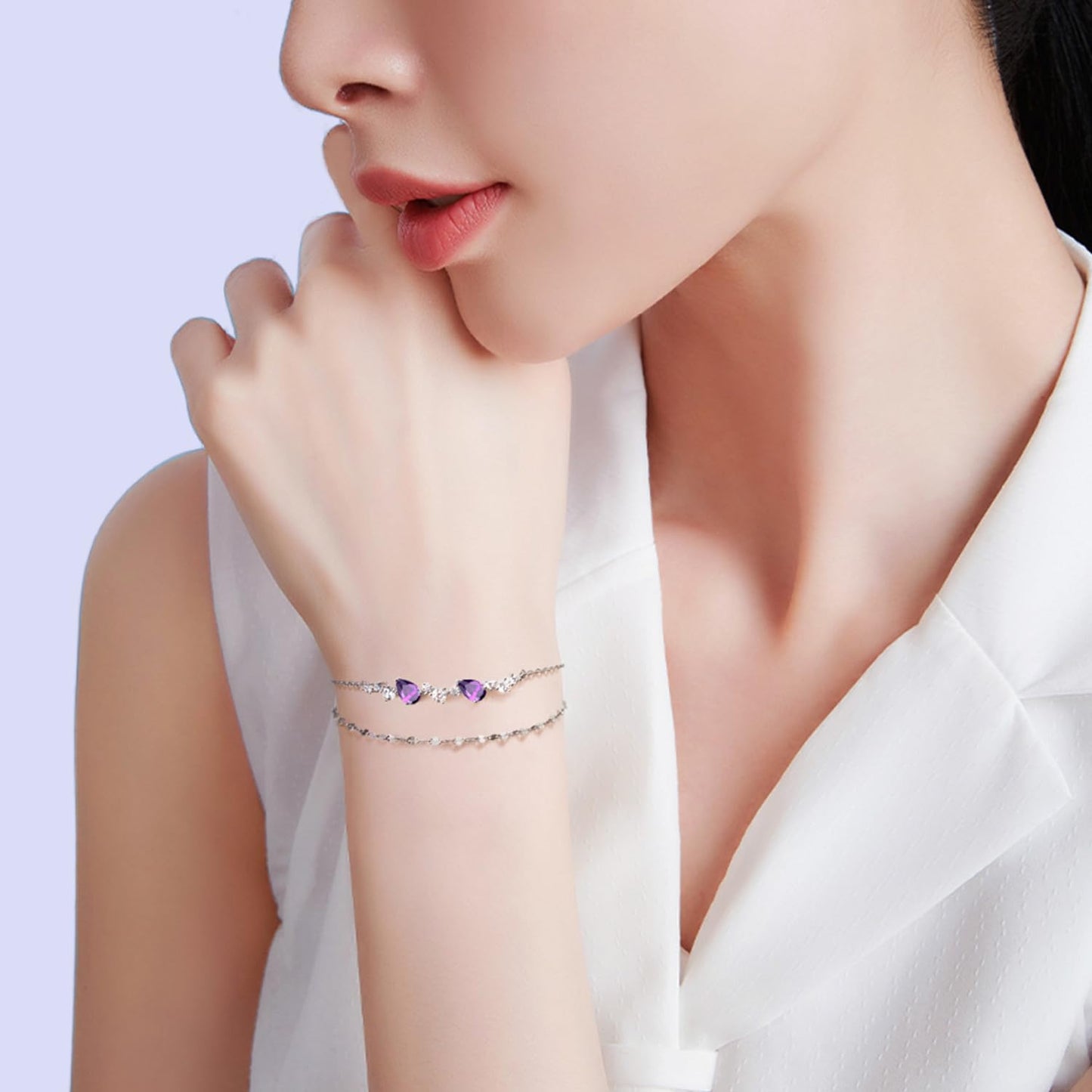 この人気のレディースブレスレットは、925スターリングシルバー製で、低アレルギー性。夏、花火大会、記念日などに最適です。シンプルなダブルチェーンデザインが特徴です。