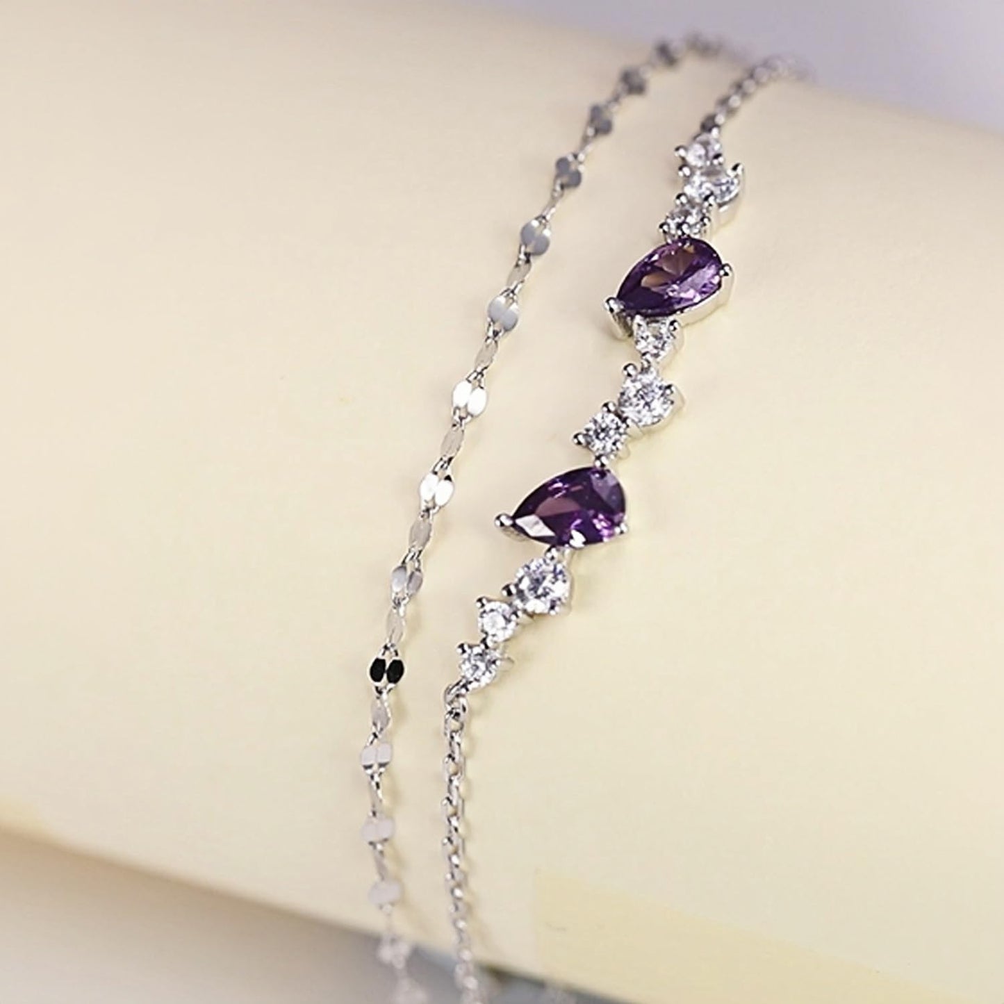 この人気のレディースブレスレットは、925スターリングシルバー製で、低アレルギー性。夏、花火大会、記念日などに最適です。シンプルなダブルチェーンデザインが特徴です。