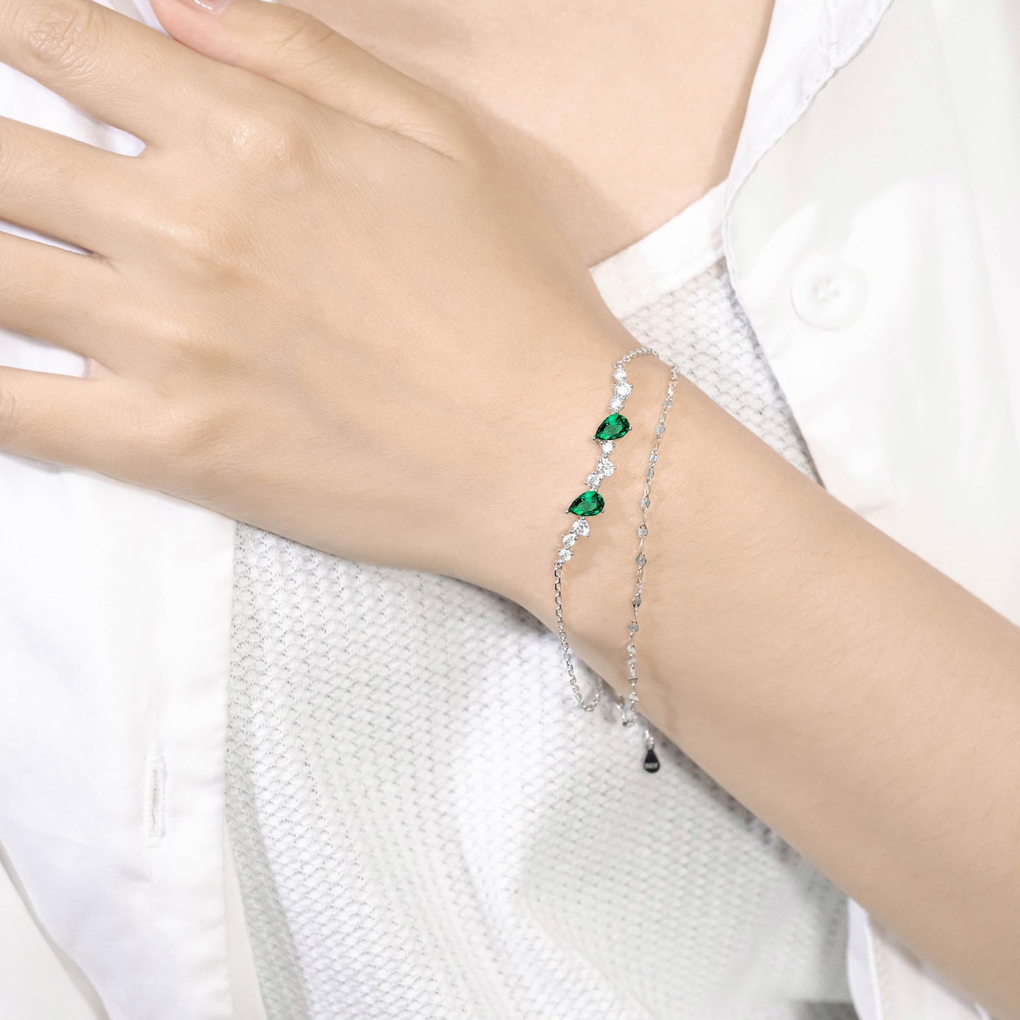 この人気のレディースブレスレットは、925スターリングシルバー製で、低アレルギー性。夏、花火大会、記念日などに最適です。シンプルなダブルチェーンデザインが特徴です。